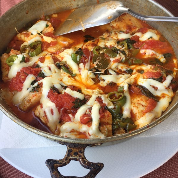 Das Foto wurde bei Balıkçıdede Restaurant von Poyraz M. am 8/20/2018 aufgenommen