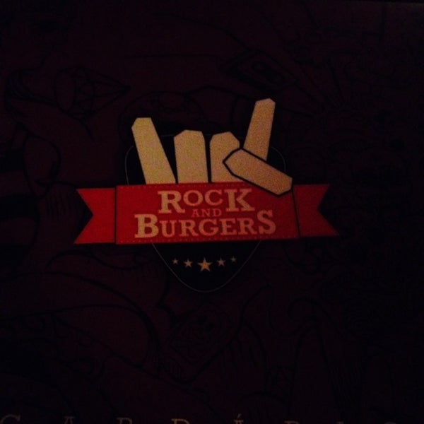 รูปภาพถ่ายที่ Rock and Burgers โดย Priscilla M. เมื่อ 11/30/2013