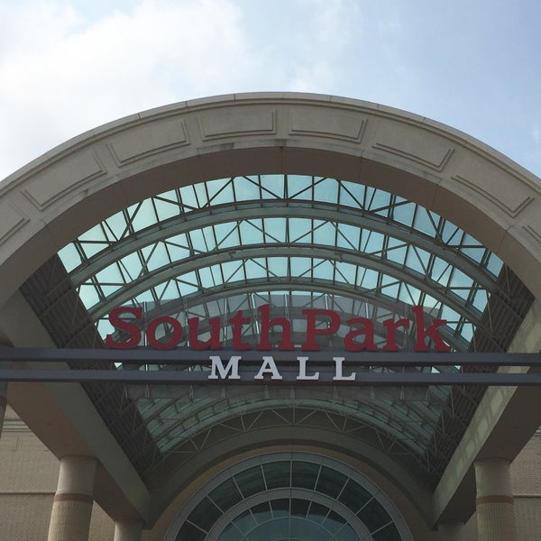 Foto tirada no(a) SouthPark Mall por Ingo B. em 7/26/2015