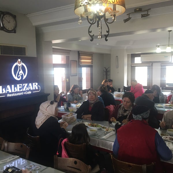 รูปภาพถ่ายที่ Lalezar Restaurant ve Cafe โดย Davut S. เมื่อ 4/15/2017