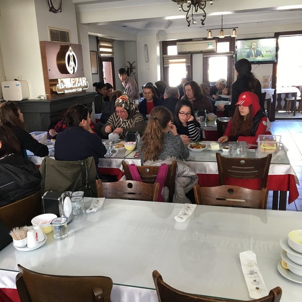 Foto tomada en Lalezar Restaurant ve Cafe  por Davut S. el 4/1/2017