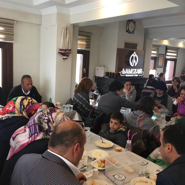 รูปภาพถ่ายที่ Lalezar Restaurant ve Cafe โดย Davut S. เมื่อ 4/24/2017