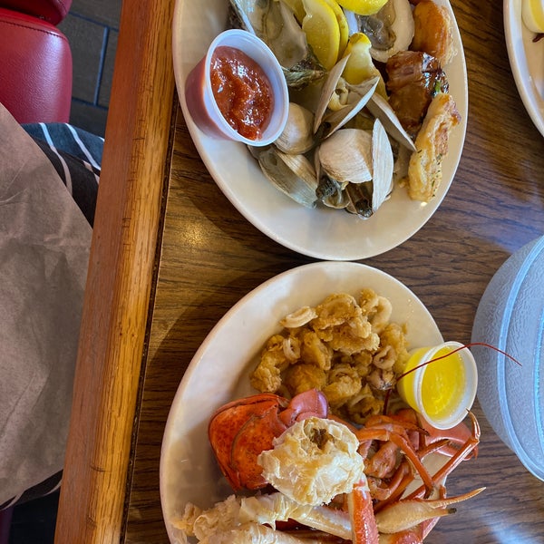 รูปภาพถ่ายที่ Boston Lobster Feast โดย Carin T. เมื่อ 10/26/2020