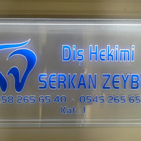 Снимок сделан в Diş Hekimi Serkan ZEYBEK - Diş Kliniği пользователем Mutlu D. 9/30/2013