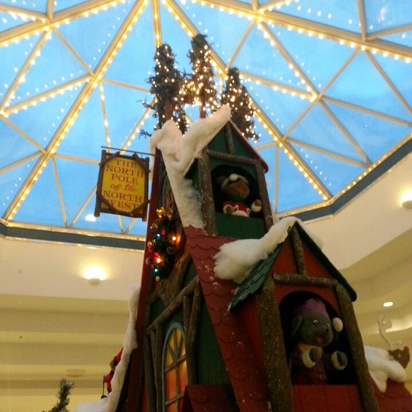 รูปภาพถ่ายที่ The Shoppes at Gateway โดย Justice N. เมื่อ 12/23/2013