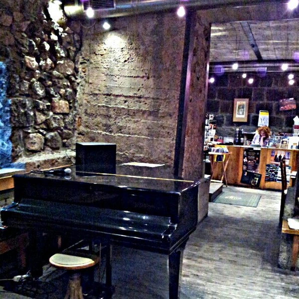 Клаб в ереване. The Club ресторан Ереван. Рестораны с живой музыкой в Ереване. Ретро кафе Еревана. Хемингуэй бар Ереван.