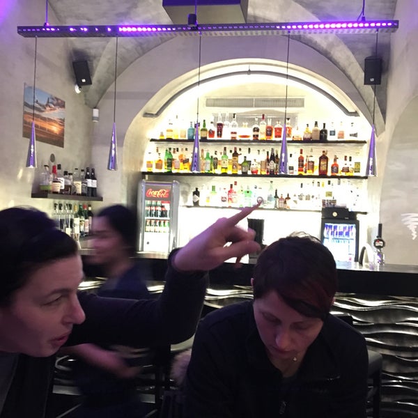 รูปภาพถ่ายที่ TWO FACES cocktail • bar • café โดย Sonja G. เมื่อ 3/2/2018