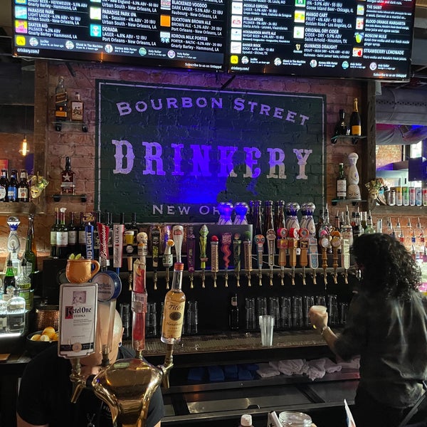 Foto tirada no(a) Bourbon Street Drinkery por Sage Y. em 3/16/2022