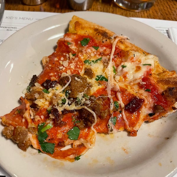 Foto diambil di Under The Sun Eatery &amp; Pizzeria oleh Sage Y. pada 5/3/2022