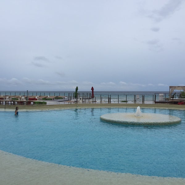 Das Foto wurde bei Sunset Royal Beach Resort von Alex N. am 9/26/2015 aufgenommen