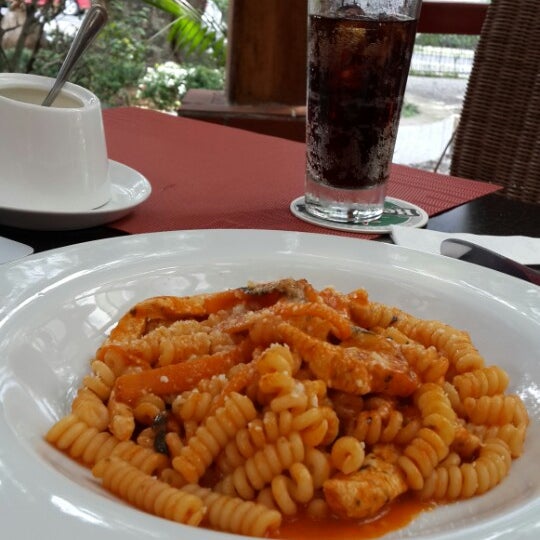 7/21/2013 tarihinde El Panam X.ziyaretçi tarafından La Valentina Restaurante &amp; Bar'de çekilen fotoğraf