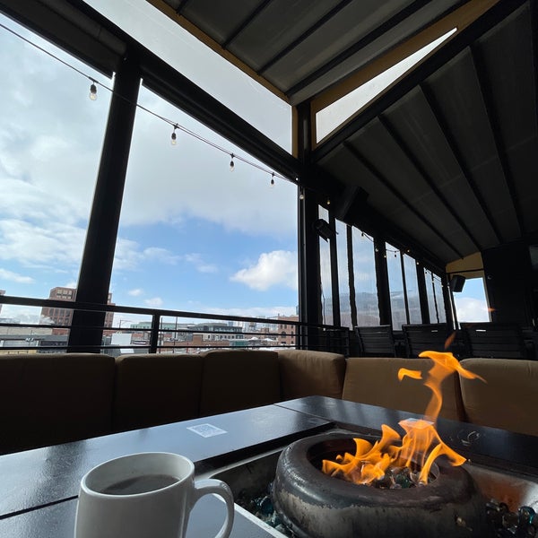 Foto diambil di ViewHouse Eatery, Bar &amp; Rooftop oleh Faris, Esq pada 1/10/2021