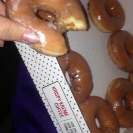 รูปภาพถ่ายที่ Krispy Kreme Doughnuts โดย Sara C. เมื่อ 11/12/2014