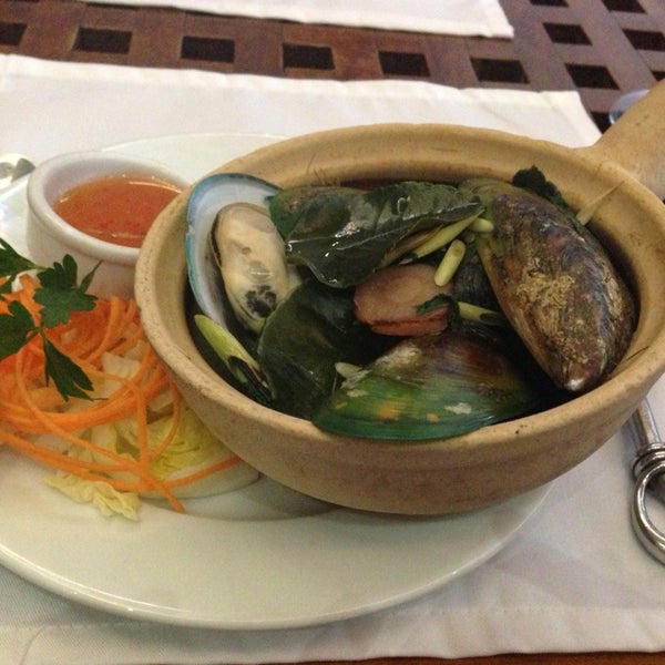 Foto diambil di Thai Thai East Restaurant oleh Zoey Z. pada 8/6/2013