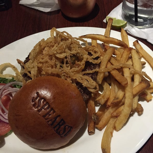12/6/2015에 Melissa K.님이 Spears Bourbon Burgers Beer에서 찍은 사진