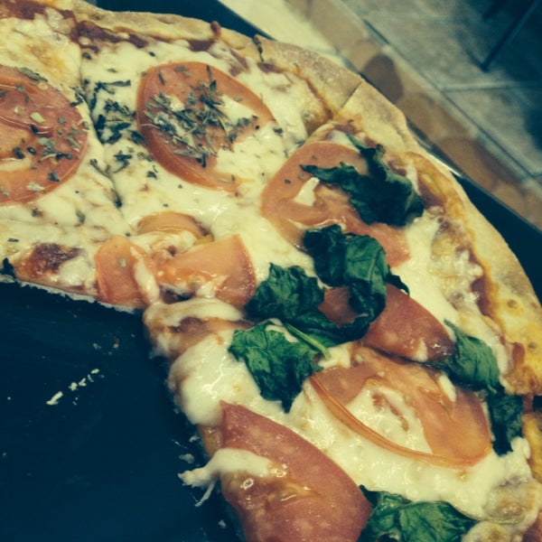Totalmente recomendado, la pizza perfecta, desde la masa hasta el sazón. Tienen smoothies frescos de temporada :D