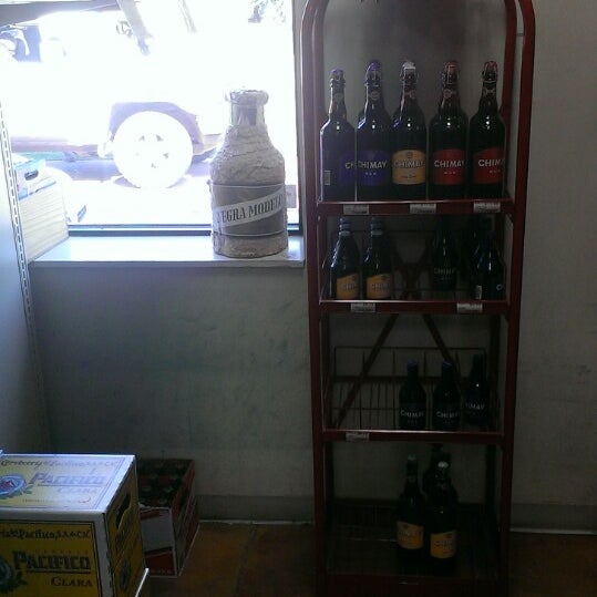 Foto diambil di Brown&#39;s Bottle Shop oleh Max M. pada 8/24/2013