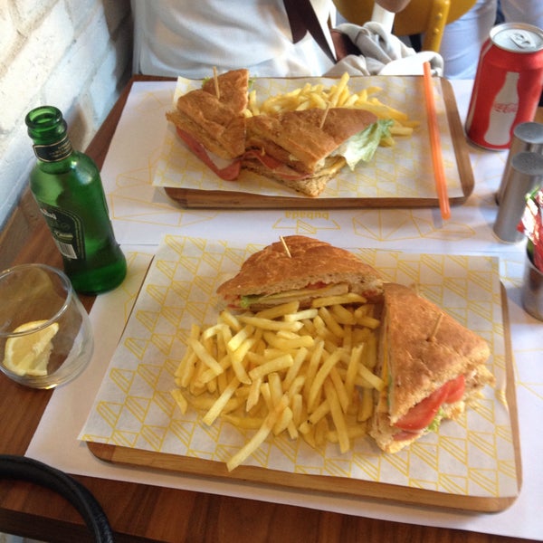 Foto tirada no(a) Bubada Club Sandwich and Burger por Yasemin K. em 8/27/2015