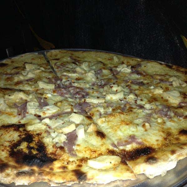 รูปภาพถ่ายที่ Pizzeria Vesuvius โดย Chaul P. เมื่อ 1/22/2013