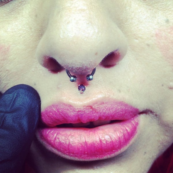 Foto tirada no(a) Studio City Tattoo &amp; Los Angeles Body Piercing por James R. em 3/24/2014