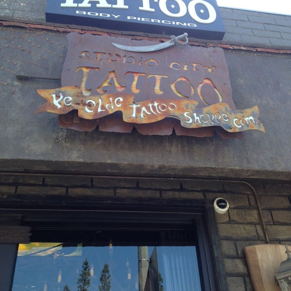 รูปภาพถ่ายที่ Studio City Tattoo &amp; Los Angeles Body Piercing โดย James R. เมื่อ 4/15/2014
