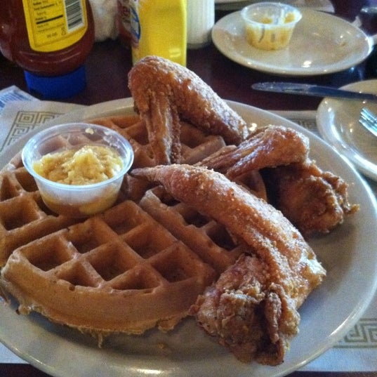 รูปภาพถ่ายที่ Maxine&#39;s Chicken &amp; Waffles โดย Amanda N. เมื่อ 8/7/2011