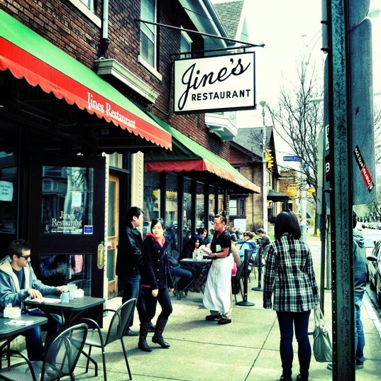 รูปภาพถ่ายที่ Jines Restaurant โดย Todd W. เมื่อ 4/23/2011