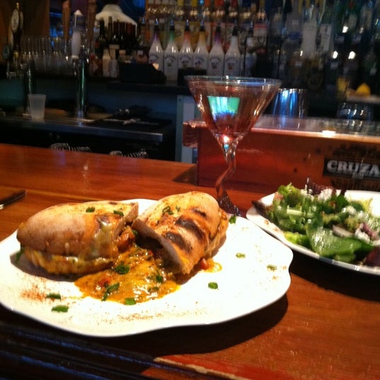 9/4/2011にAmanda E.がEast End Oyster &amp; Martini Barで撮った写真