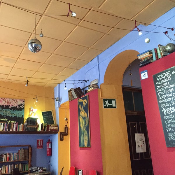 Снимок сделан в Café con Libros пользователем ᴡ G. 2/21/2015