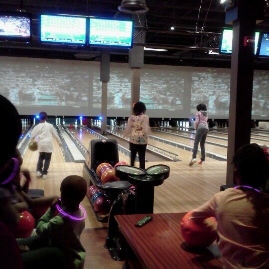 1/26/2013にNakia B.がRevolutions Bowling &amp; Loungeで撮った写真