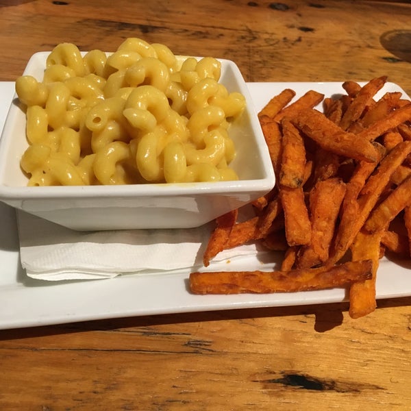 Came here for the TC vegan chef challenge and got the vegan mac and sweet potato fries it was really good the Mac was nice and creamy and the fries were crunchy.