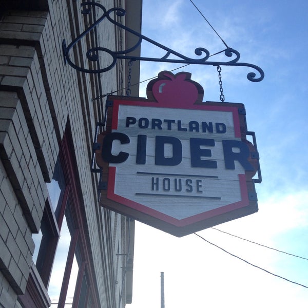 Снимок сделан в Portland Cider House пользователем leshislove 3/14/2016