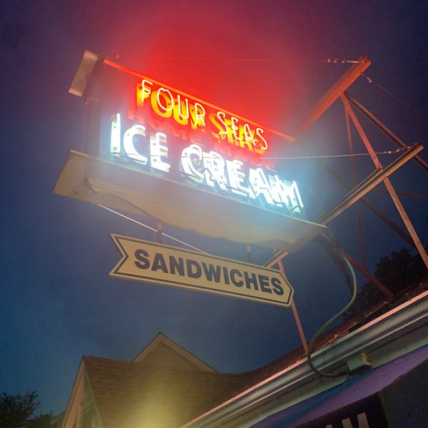Foto scattata a Four Seas Ice Cream da jim k. il 7/1/2021