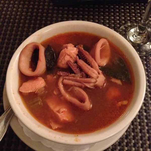 Photo prise au Psari Seafood Restaurant &amp; Bar par tomomi C. le12/25/2014