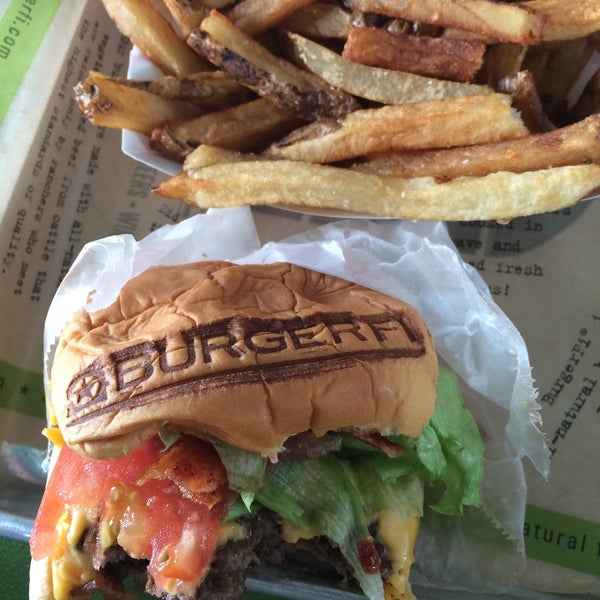3/26/2015 tarihinde Pedro T.ziyaretçi tarafından BurgerFi'de çekilen fotoğraf