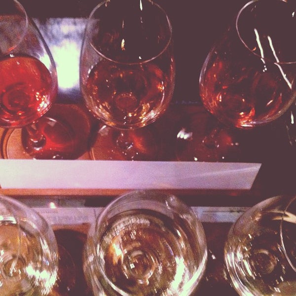 11/16/2014에 Andrew C.님이 Underdog Wine Bar에서 찍은 사진