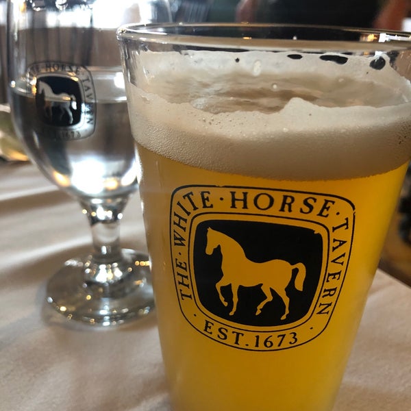 Снимок сделан в The White Horse Tavern пользователем Dan V. 4/20/2019