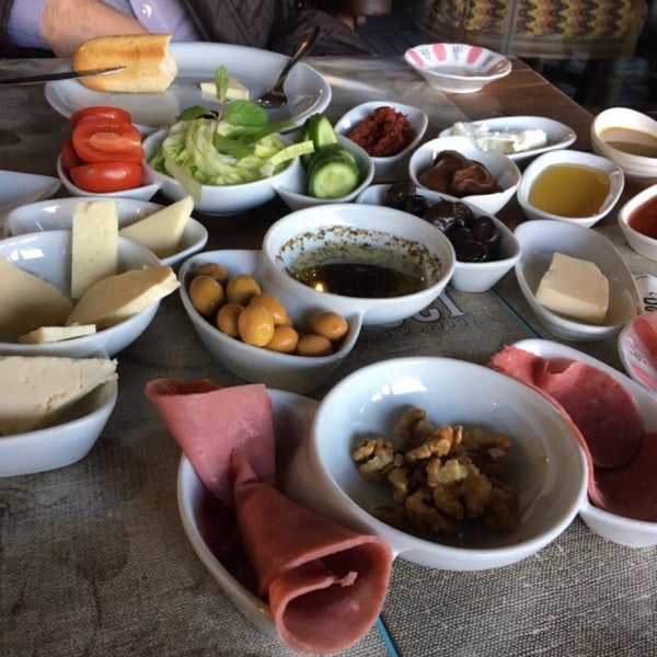 Photo prise au Doci Boşnak Mutfak Restaurant &amp; Cafe par ERK le12/18/2018
