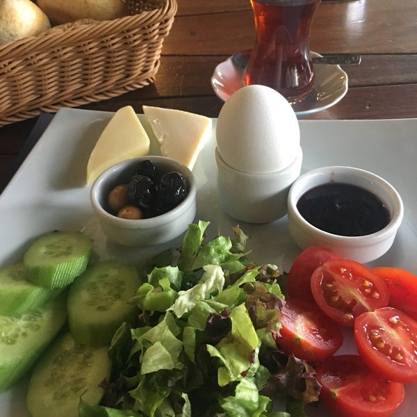 Photo prise au Doci Boşnak Mutfak Restaurant &amp; Cafe par ERK le4/16/2019
