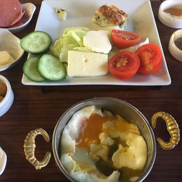 Photo prise au Doci Boşnak Mutfak Restaurant &amp; Cafe par ERK le11/21/2018