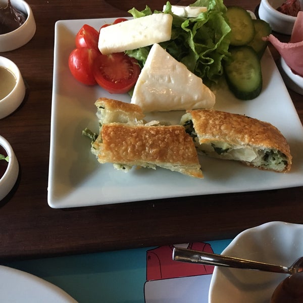 Photo prise au Doci Boşnak Mutfak Restaurant &amp; Cafe par ERK le10/22/2018