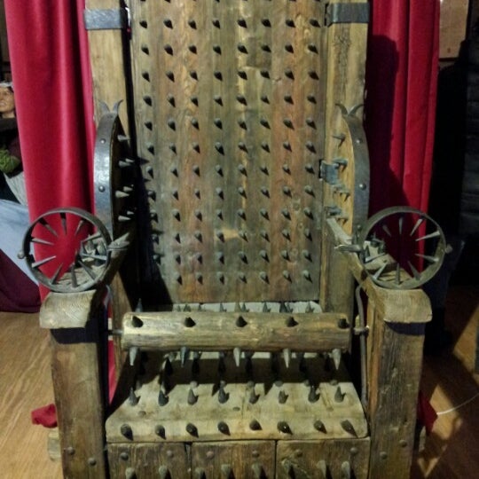 Das Foto wurde bei Museum of Medieval Torture Instruments von Mai M. am 12/26/2012 aufgenommen