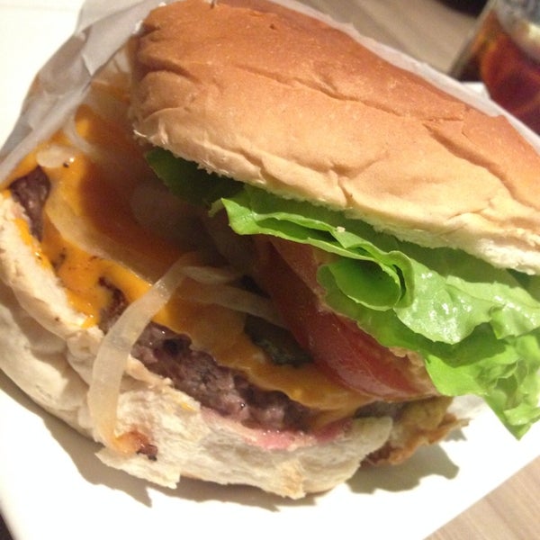 Снимок сделан в Figone Burger and Cafe пользователем Ivan M. 11/26/2013