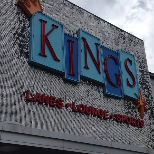 Foto tirada no(a) Kings Dining &amp; Entertainment por Steve R. em 7/16/2015