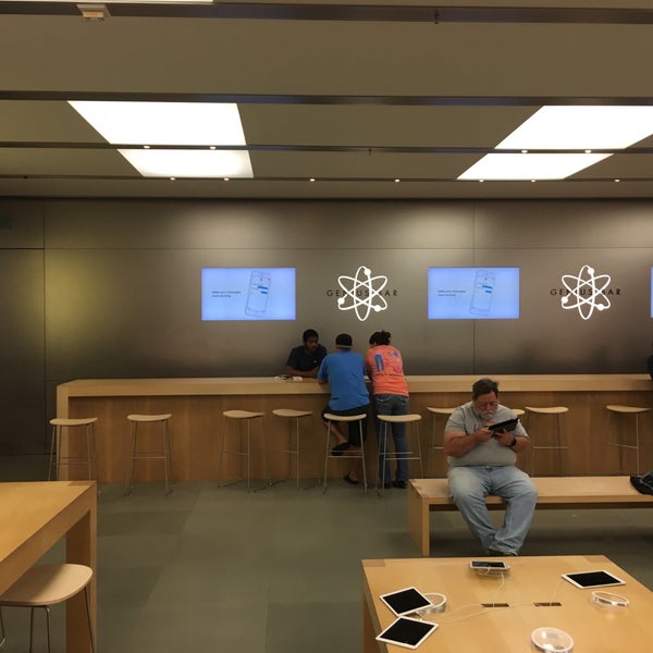 Friendly Center - Apple Store - Apple