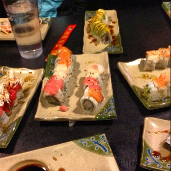 4/27/2013 tarihinde Luke W.ziyaretçi tarafından Simply Sushi'de çekilen fotoğraf