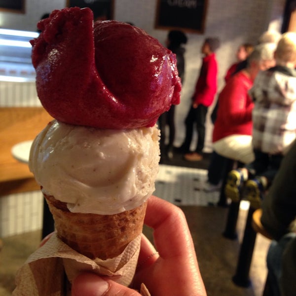 Foto diambil di Jeni&#39;s Splendid Ice Creams oleh Lama A. pada 11/2/2013