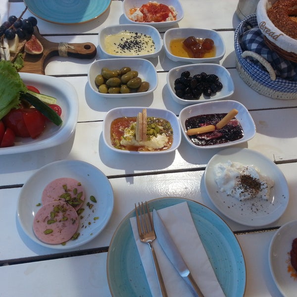 Das Foto wurde bei Denizaltı Cafe &amp; Restaurant von Cemil P. am 8/18/2016 aufgenommen