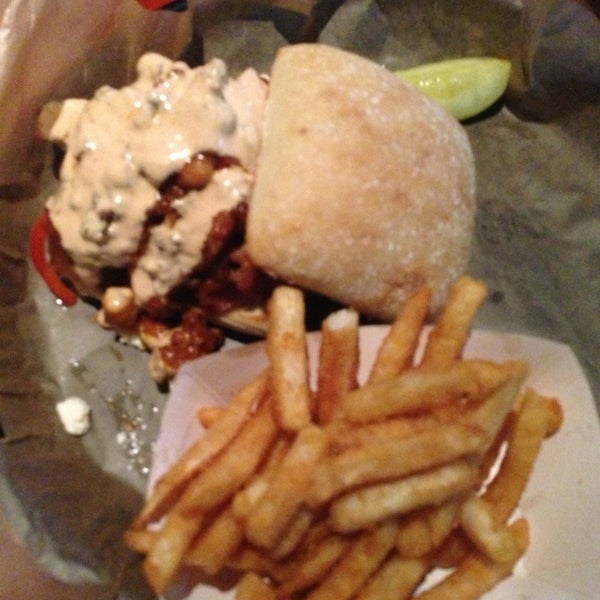 รูปภาพถ่ายที่ Kickstand Burgers -n- Bar โดย Jessica B. เมื่อ 1/12/2013