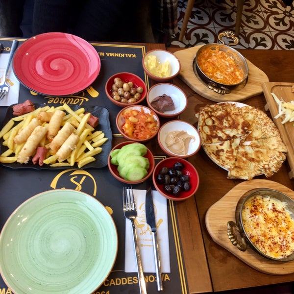 Das Foto wurde bei SyLounge Cafe &amp; Restaurant &amp; Nargile von Keziban Ç. am 2/10/2019 aufgenommen